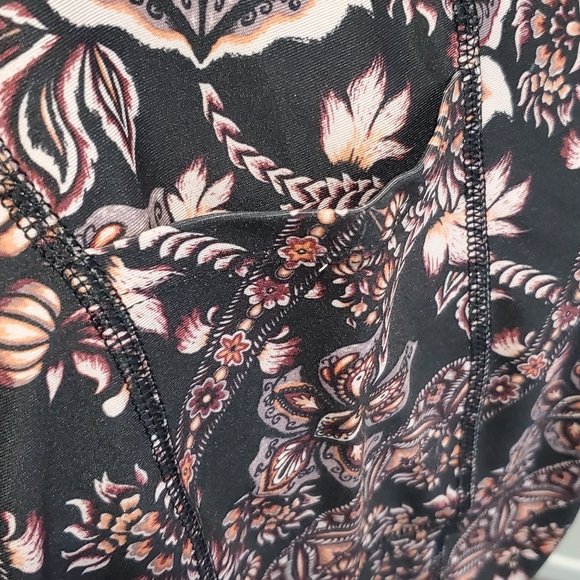 ☆ 3/35$ | MARIKA | Black & Pink Paisley Active Leggings w/ Pockets Size Medium - Picture 4 of 7